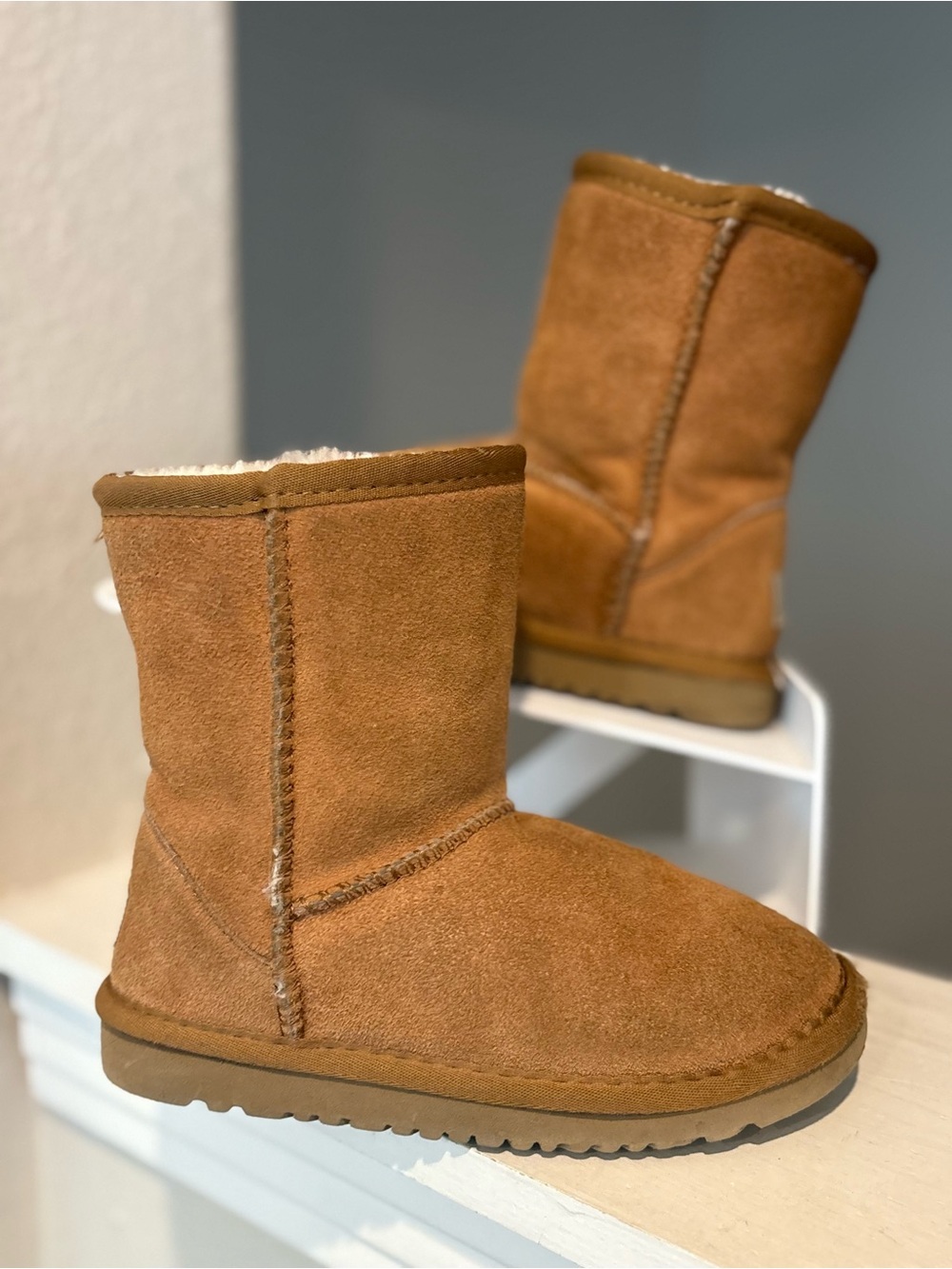 UGG Kids' Classic II Water-Resistant Shearling Brown Little GirlsBoots Size 1.5Y
